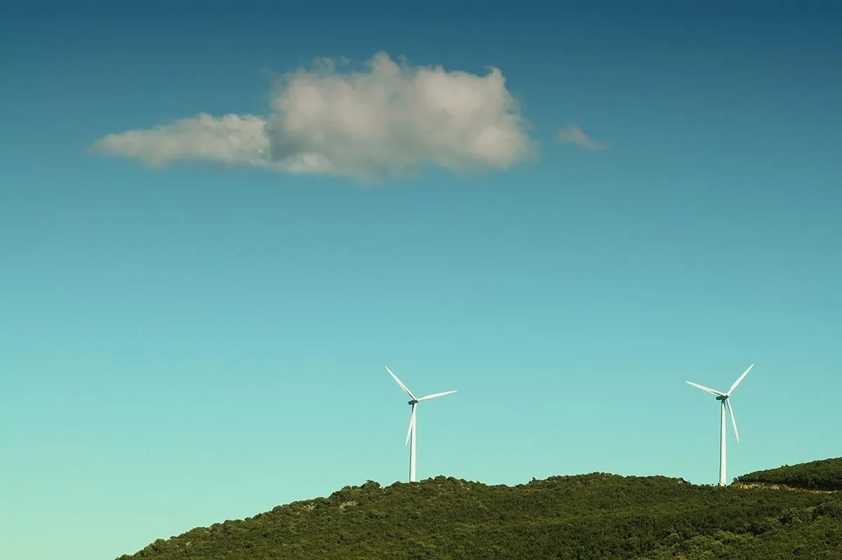Een wetenschapper legt ons uit waarom windturbines draaien terwijl er geen wind is.