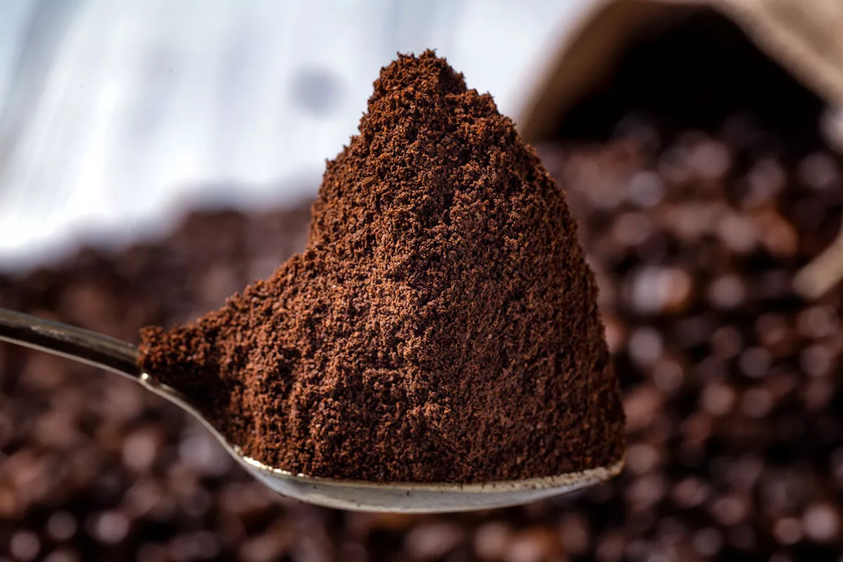 koffiedik tegen onkruid