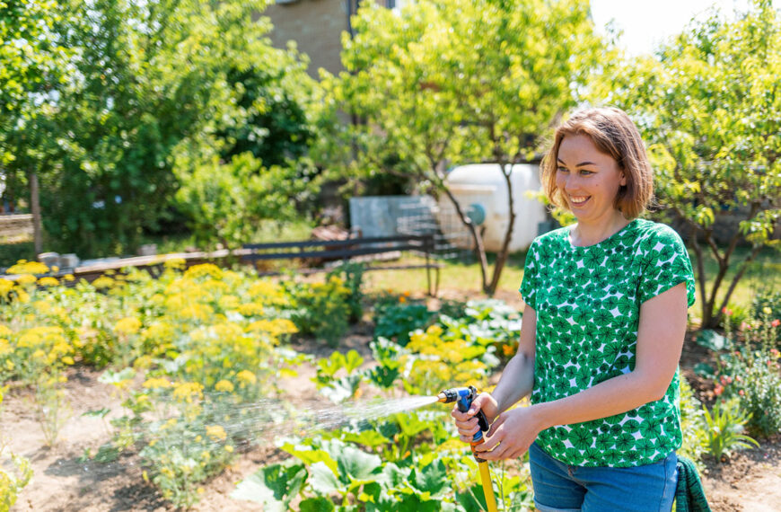 Een tuininfluencer onthult haar besproeiingstip die je deze zomer veel geld zal besparen.