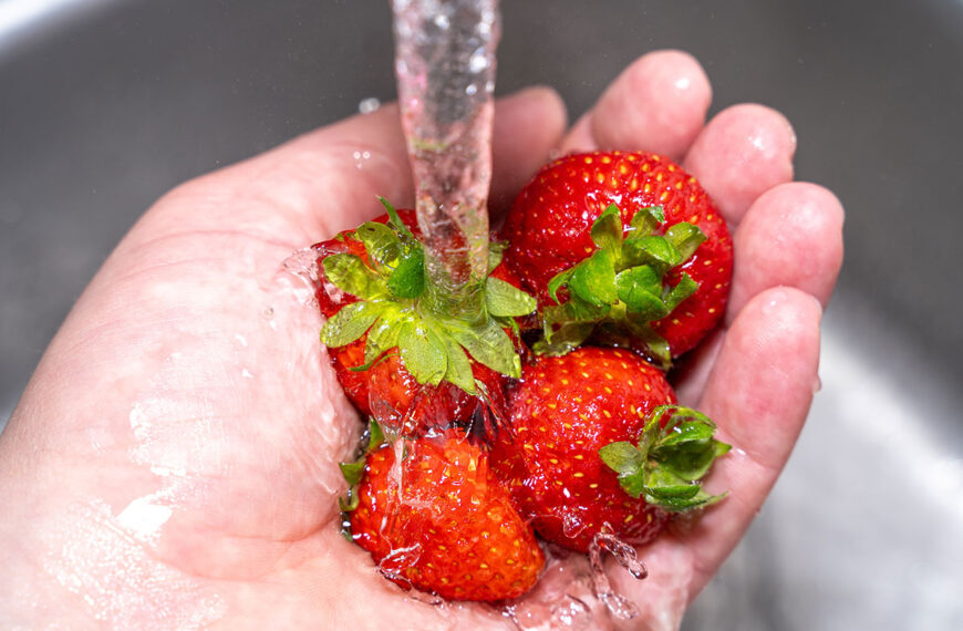 Hier is de beste methode om je aardbeien veilig te wassen