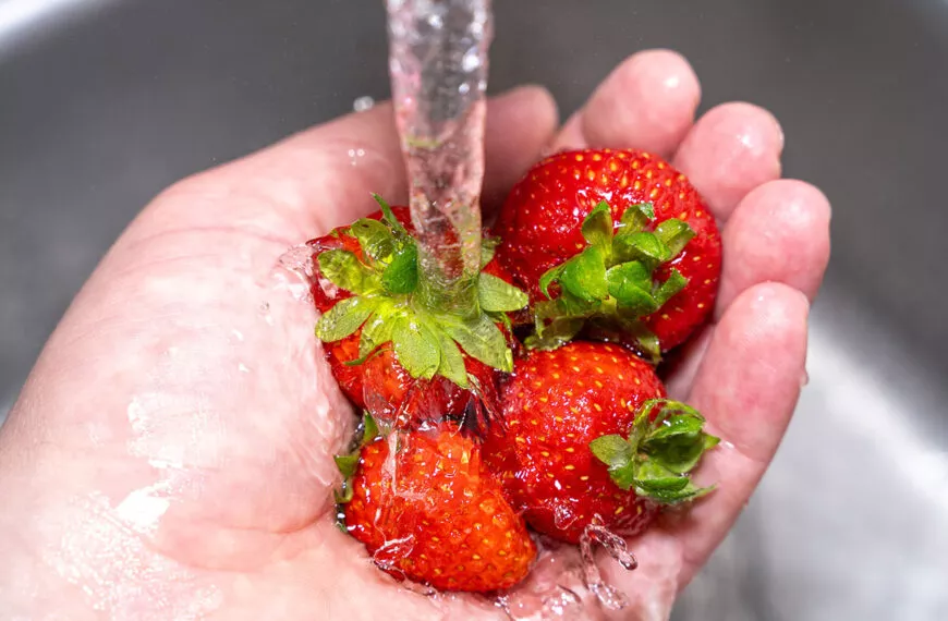 Hier is de beste methode om je aardbeien veilig te wassen