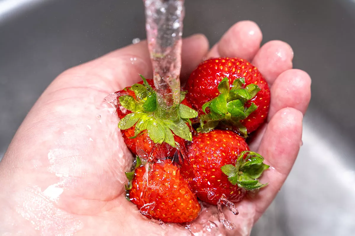 Hier is de beste methode om je aardbeien veilig te wassen